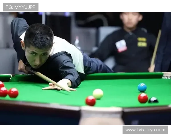 戴维斯展现边后卫核心潜力，未来足球场上的新星崛起